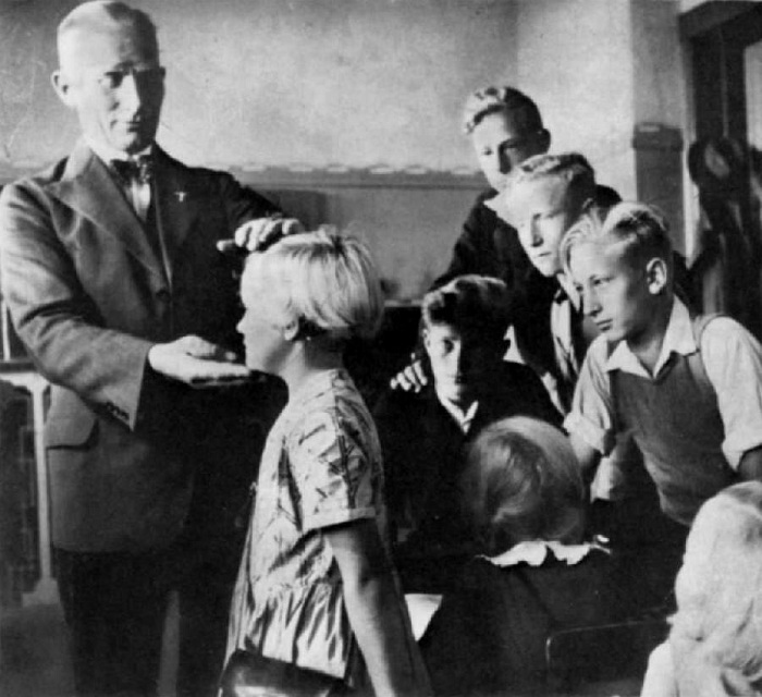 Детей из восточной Европы осматривает немецкий врач. | Фото: messynessychic.com.