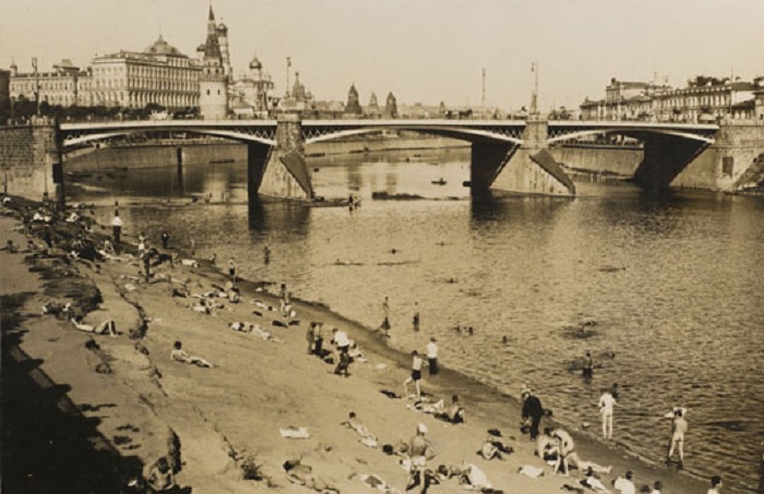Нудисты купаются в Москва-реке. 1920-е годы. | Фото: i.timeout.ru.
