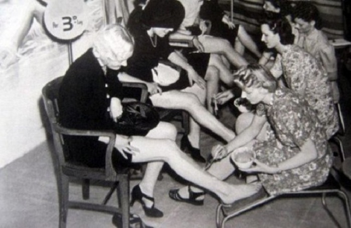 Для имитации чулков на ногах, женщинам необходимо было вначале сделать депиляцию. | Фото: yaplakal.com.