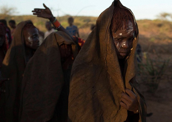 Обрезание девочек в кенийском племени Pokot.