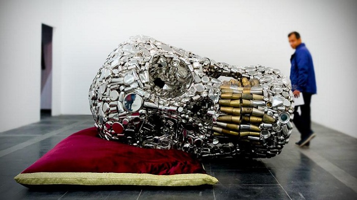 Персональная выставка индийского скульптора Subodh Gupta «Everything is Inside».