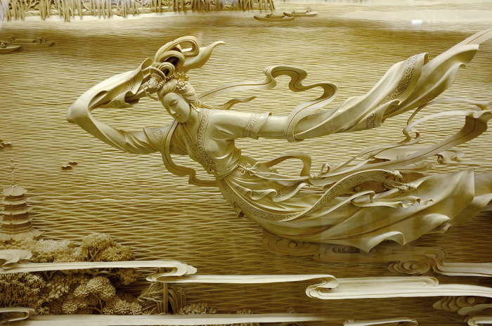 Белый Змей - рельефное полотно из дерева в пагоде Leifeng (Китай).