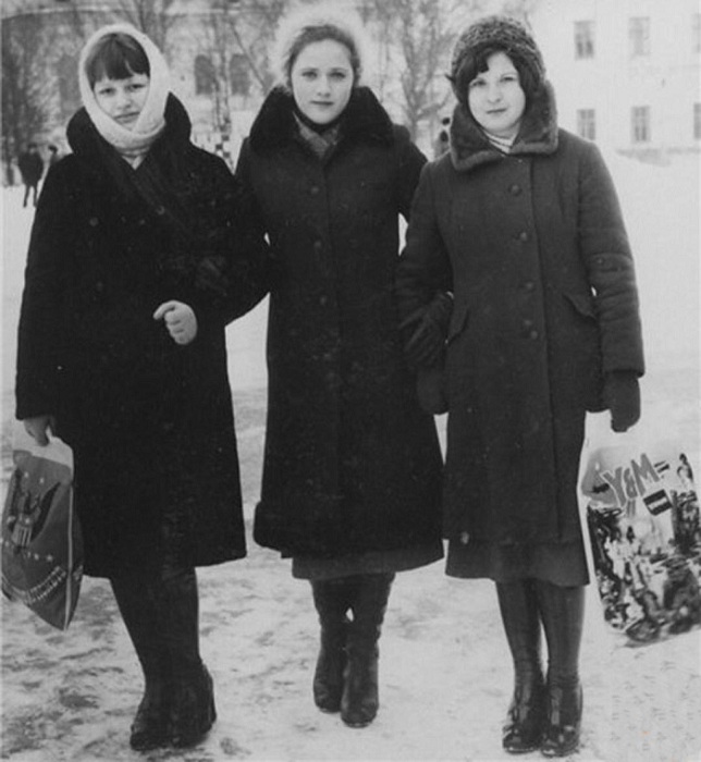 Некоторые советские женщины носили пакеты вместо сумочек.| Фото: s9.stc.all.kpcdn.net.