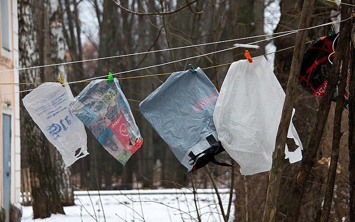 Пакеты стирали и сушили на веревках как белье. | Фото: gorvrn.ru.