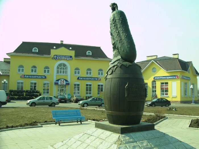 Памятник огурцу-кормильцу. | Фото: dacha.help.