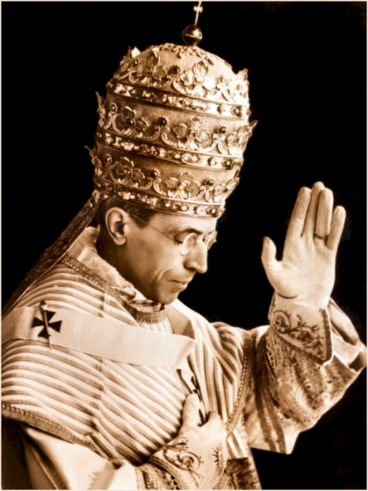 Папа Римский в тиаре. | Фото: trendymods.com.