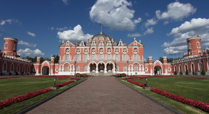 Отель «Петровский дворец». | Фото: little-histories.org.