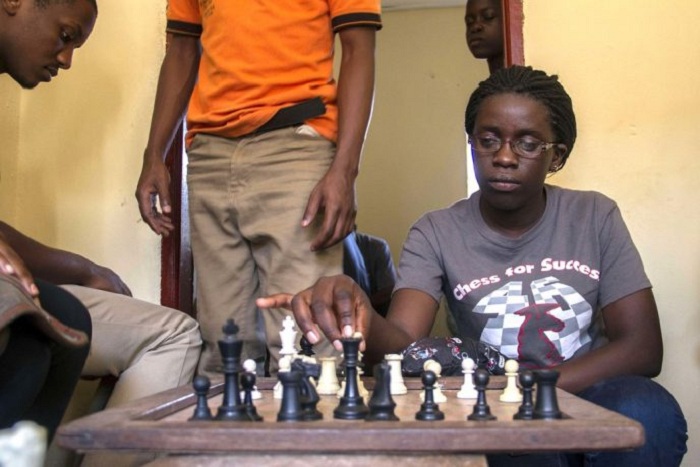 Африканская девушка - гений игры в шахматы. | Фото: morediva.ru.