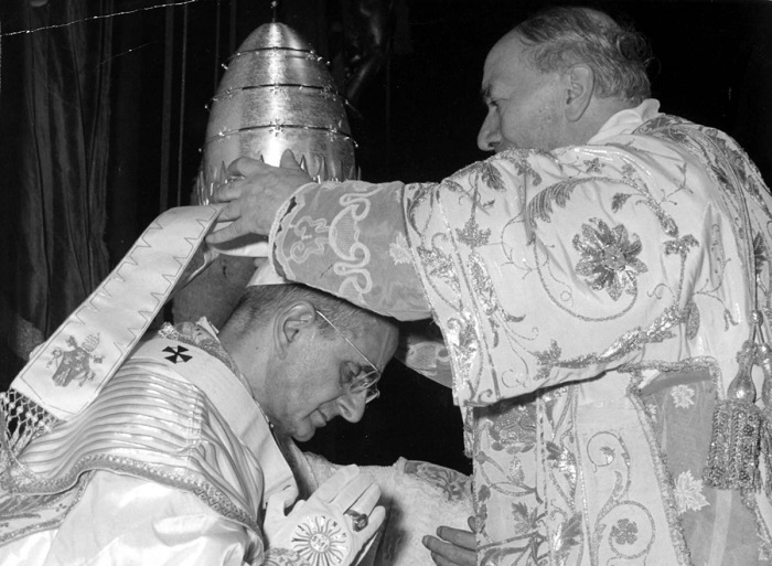 Павел VI и кардинал Альфредо Оттавиани (справа) во время церемонии коронации (1963). | Фото: bloximages.chicago2.vip.townnews.com.