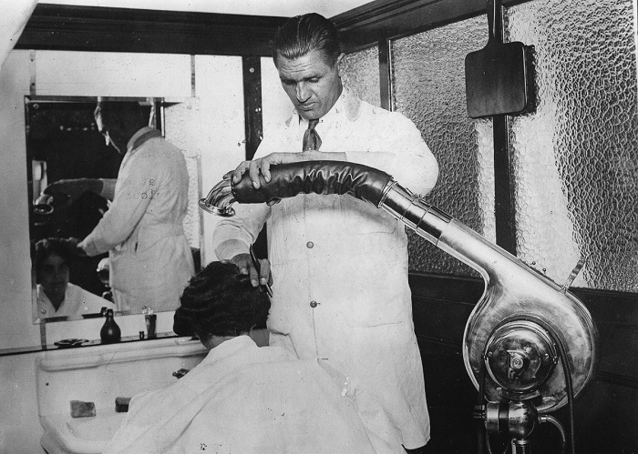 Процедура сушки волос. 1929 год.