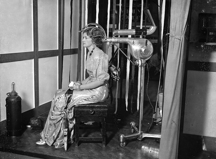 Женщина испытывает на себе новую сушилку для волос. Лондон, 1929 год.