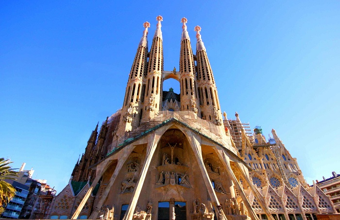 Temple Expiatori de la Sagrada Familia - знаменитое творение Антонио Гауди. | Фото: aljasira-essaouira.com.