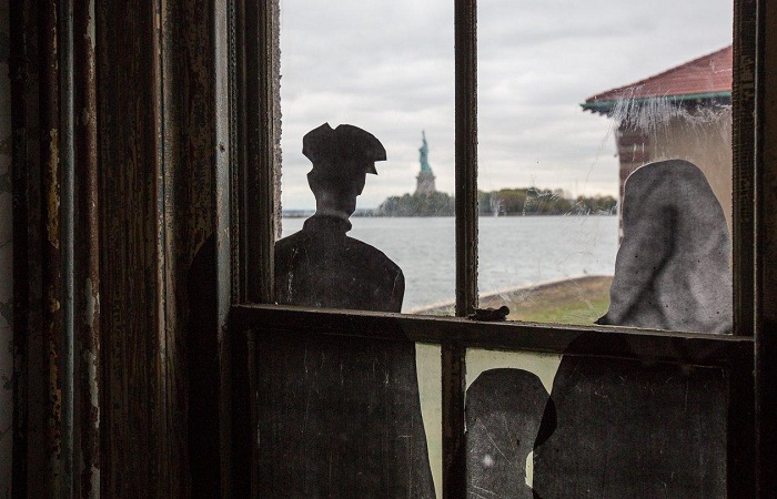 Проект художника JR «Unframed - Ellis Island».
