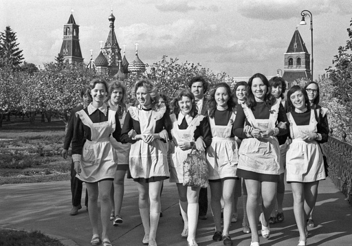 Советские школьницы в коротких юбках. | Фото: cs7003.vk.me.