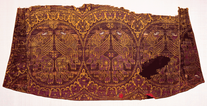 Фрагмент шелковой ткани византийского халата XI века. | Фото: fiveminutehistory.com.