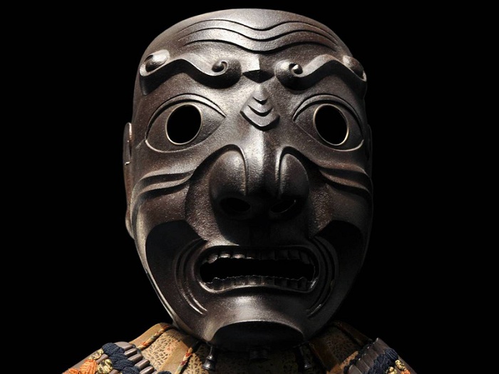 Устрашающая маска самурая.