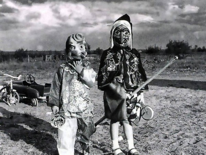 Жутковатые детские маски на Хэллоуин начала 20 века.