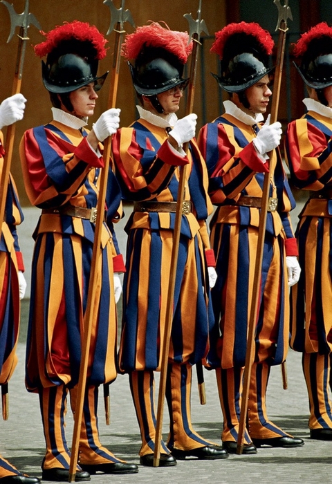 Гвардейцы, охраняющие Ватикан.