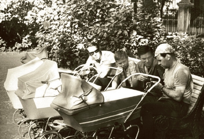 Одинаковые коляски советского периода. | Фото: april-knows.ru.