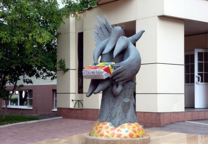 Памятник плавленому сырку «Дружба» в Москве. | Фото: yavshoke.net.