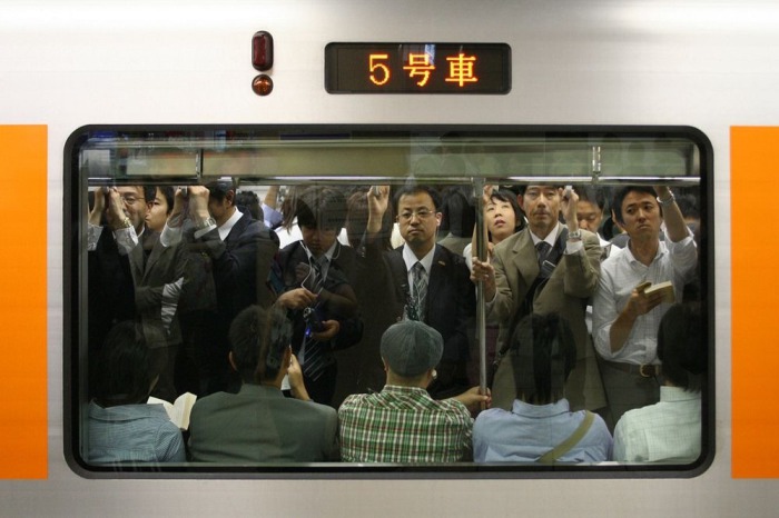 Снимок часа пик в токийском метро. | Фото: amusingplanet.com.