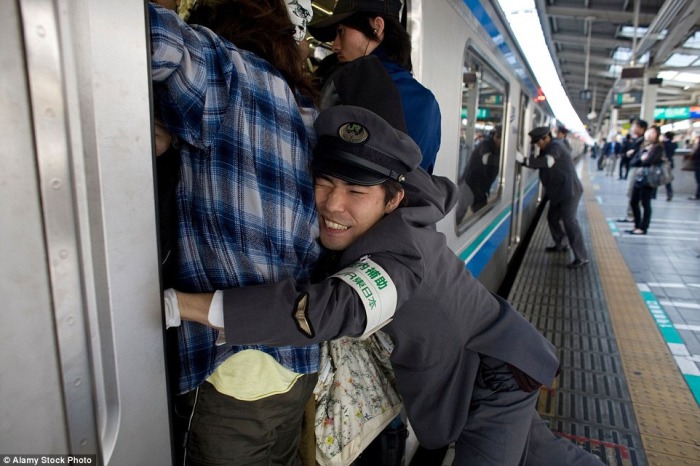 В японских метрополитенах работают профессиональные толкатели. | Фото: amusingplanet.com.