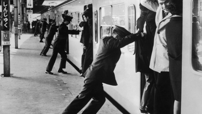 Толкатели запихивают людей в вагоны метро в час пик. 1967 год. | Фото: amusingplanet.com.
