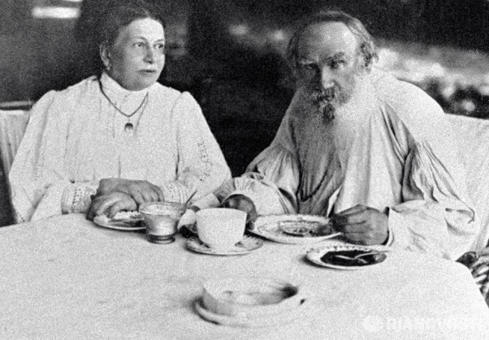 Лев Николаевич Толстой и его супруга Софья Андреевна Толстая. | Фото: writervall.ru.