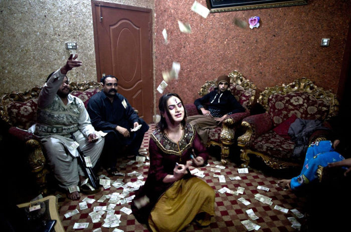 Трансгендеры в Пакистане любят выступления на вечеринках. | Фото: moya-planeta.ru.