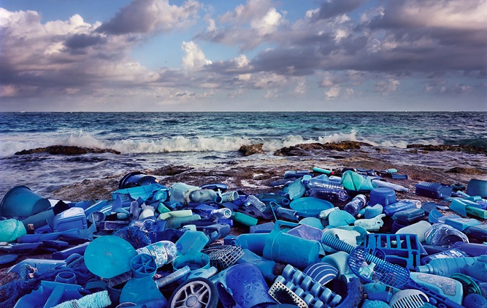 «Выброшенные на берег»: инсталляция из пластикового мусора.