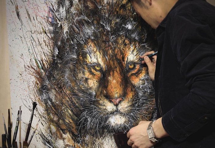 Изображение тигра, нарисованное брызгами красок.