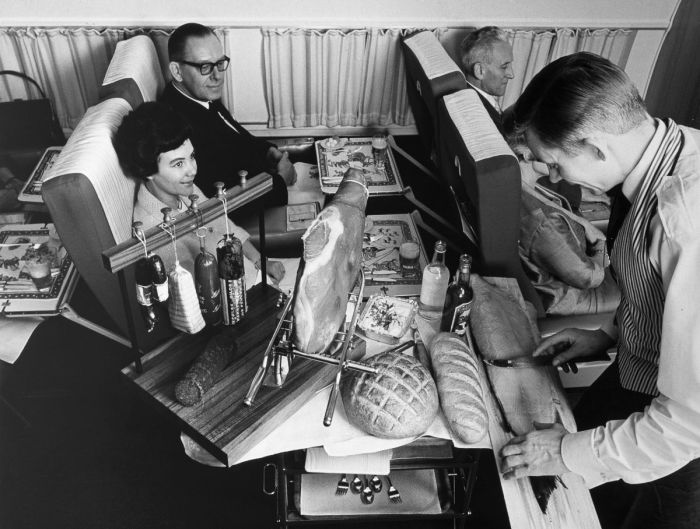 Обед на борту DC-8, ок. 1965 год.