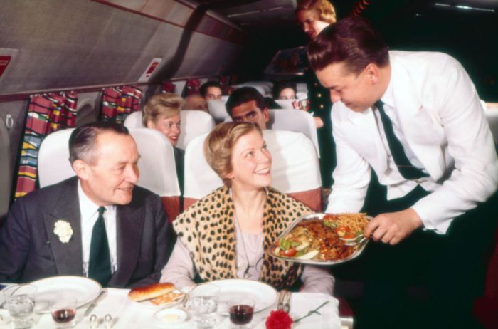 Первоклассное обслуживание пассажиров на борту Scandinavian Airlines в 1950 году.