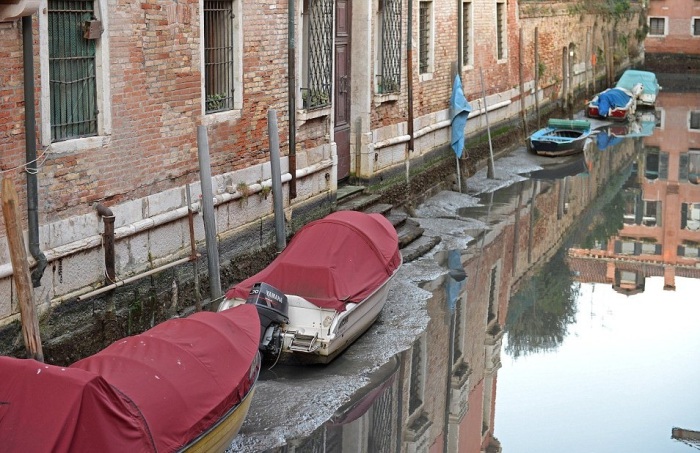 Из-за аномальных отливов в Венеции ушла вся вода.