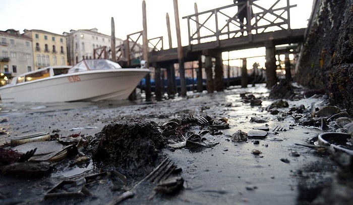 Из-за отлива в Венеции на дне каналов стал виден весь мусор.