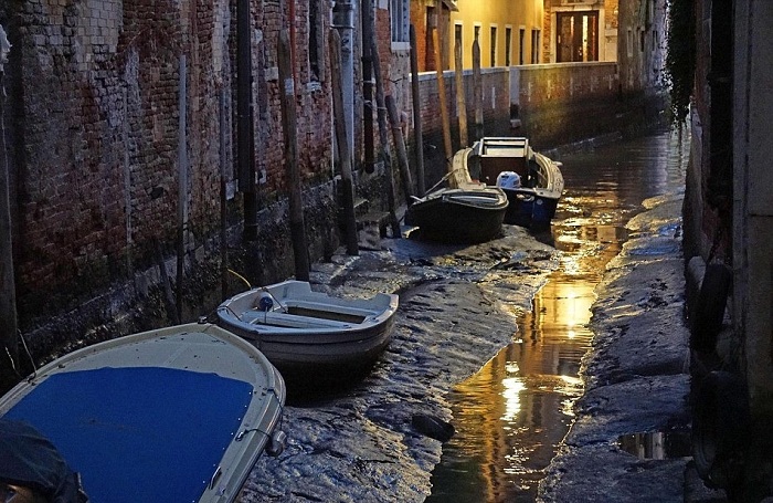 В Венеции каналы превратились в грязевые протоки.