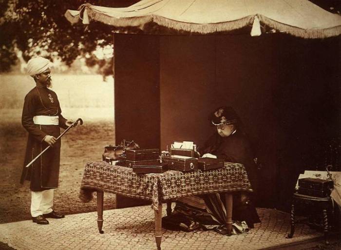 Королева Виктория и ее индийский слуга Абдул Карим, 1893 год. | Фото: en.wikipedia.org.