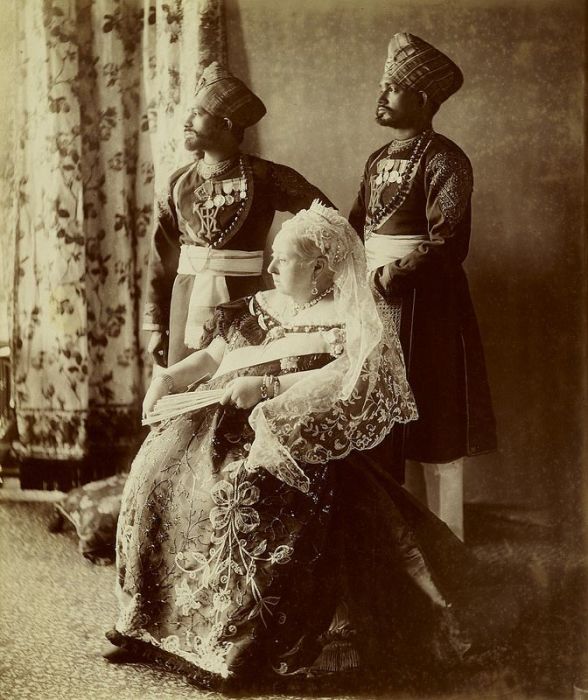 Королева Виктория и двое слуг-индусов. | Фото: theimperialcourt.tumblr.com.