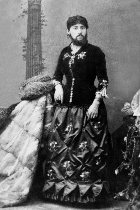 Бородатая женщина - популярный цирковой образ в 19 веке.