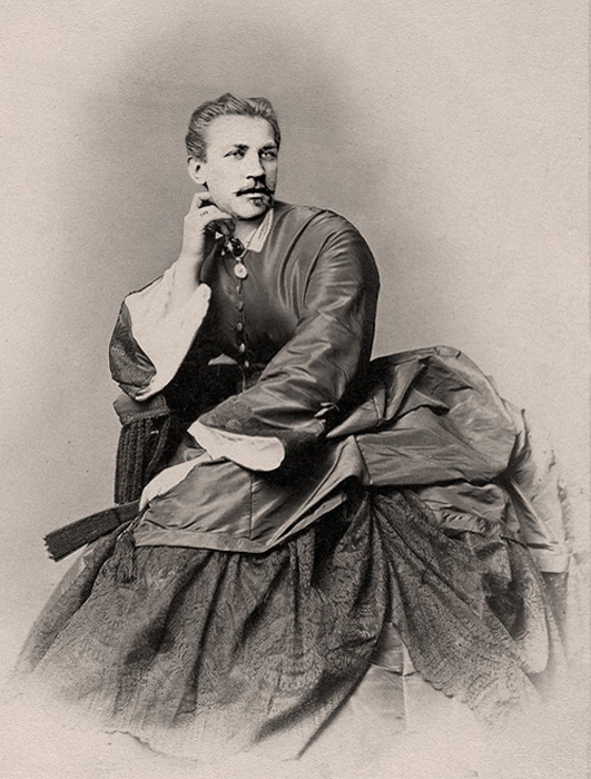 Ретро-снимок мужчины в женском платье.
