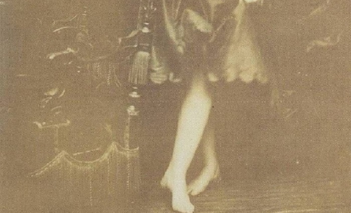 Помимо портретов, графиня оставила много фотографий своих ног. | Фото: trendymen.ru.