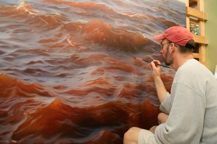 Художник рисует гиперреалистичный морской пейзаж.