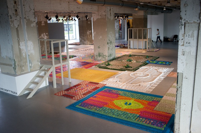 Выставка декоративных ковров «Kneeling: Five years of WE MAKE CARPETS».