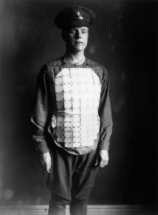Солдат в бронежилете из связанных стальных пластин, покрывающих грудь и живот, ок. 1914 г. | Фото: vintag.es.