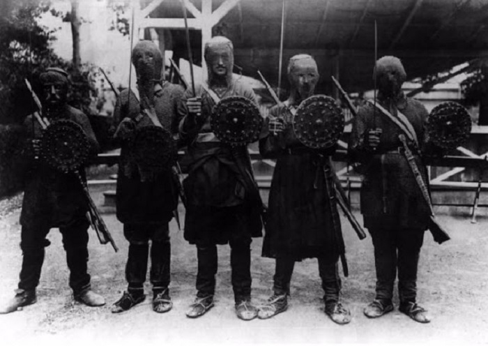 Грузины-хевсуры, одетые в традиционные доспехи, 1918 год. | Фото: vintag.es.