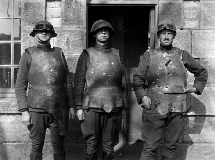 Солдаты демонстрируют степень надежности разных бронежилетов. | Фото: vintag.es.