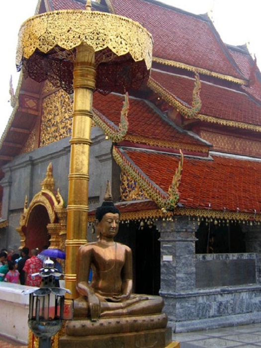 Статуя Будды с зонтиком. | Фото: lh5.ggpht.com.