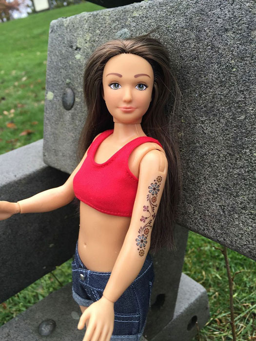 Кукла Барби с татуировками.