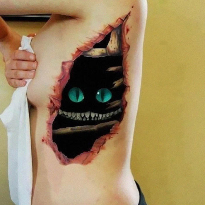 Татуировка с Чеширским котом.
