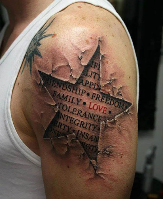 Реалистичная татуировка на плече.
